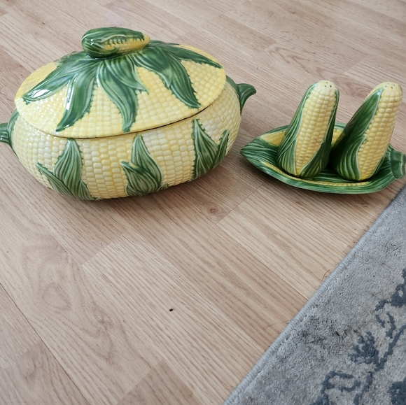Vintage corn soup tureen/casserole dish with matching salt and pepper shakers - Picture 2 of 6